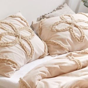 UO Stassia Feathered Trim Sham Set in Pale Pink